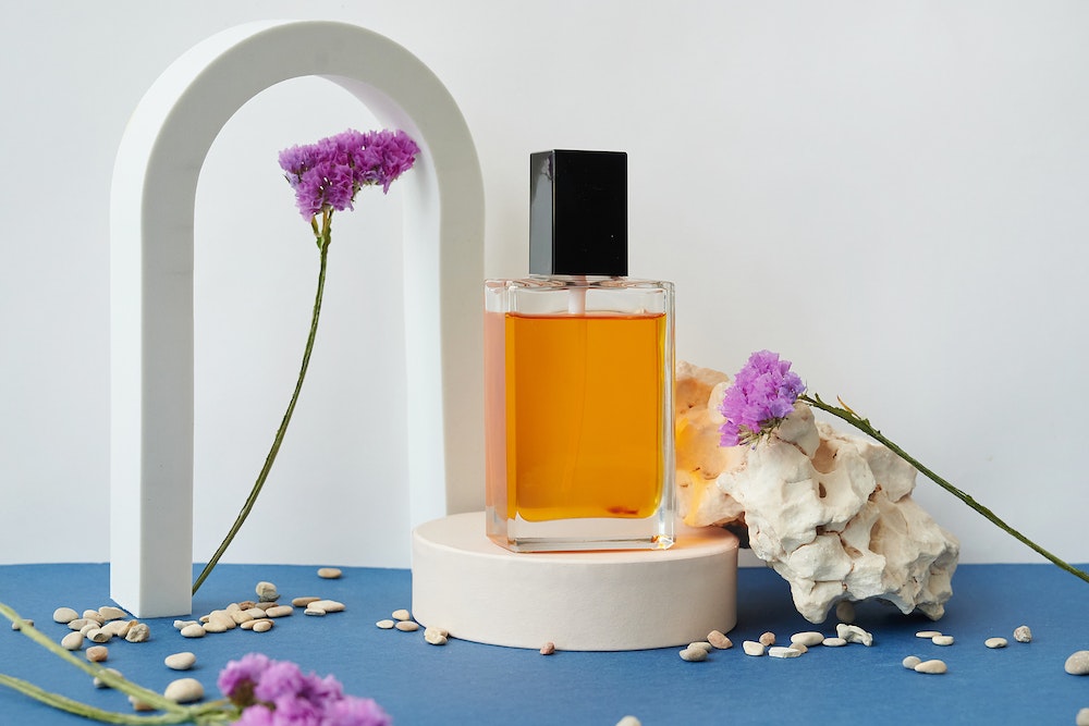 Historia i ewolucja perfum: jak zmieniały się zapachy i preferencje w kategorii perfum damskich