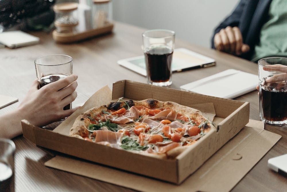 Ewolucja pizzy: Jak zmieniały się jej style i składniki przez dekady