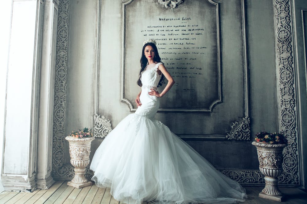 Elegancja w bieli: Sekrety idealnej sukni ślubnej