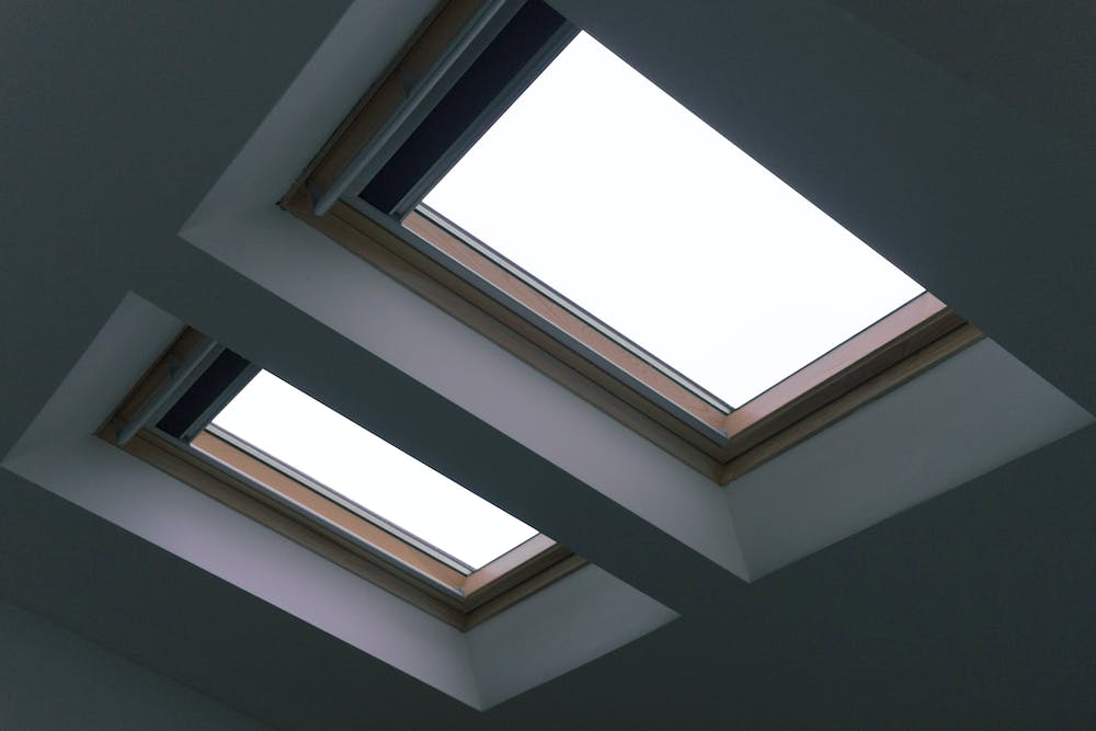Wpływ świetlików dachowych i okien dachowych na jakość życia w domach