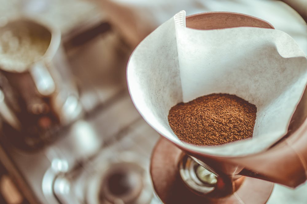 Odkryj świat kawy: od ziarnistej esencji po subtelności kawy mielonej