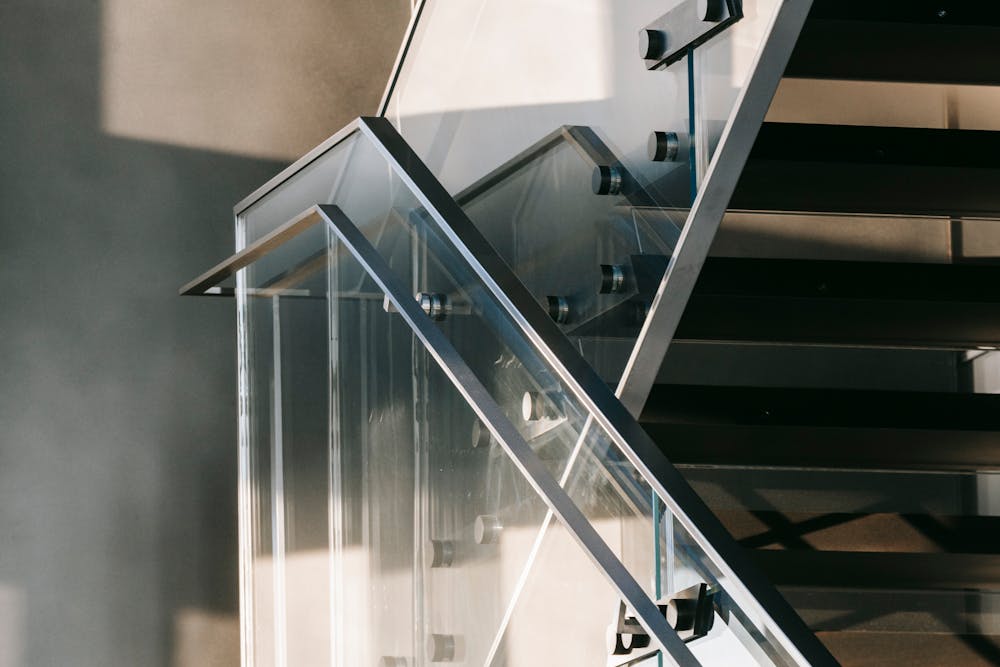 Zastosowanie i elegancja: balustrady szklane wewnętrzne i na schody