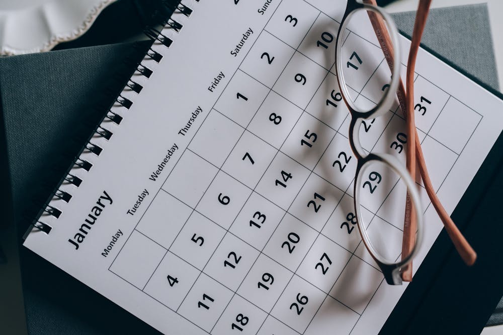 Kalendarz biurkowy dla firm: Kluczowy element planowania i brandingu